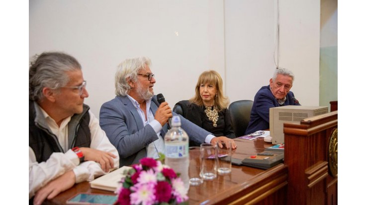 Presentan en El Cabildo “La lápida en el jardín”
