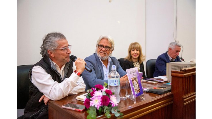 Presentan en El Cabildo “La lápida en el jardín”