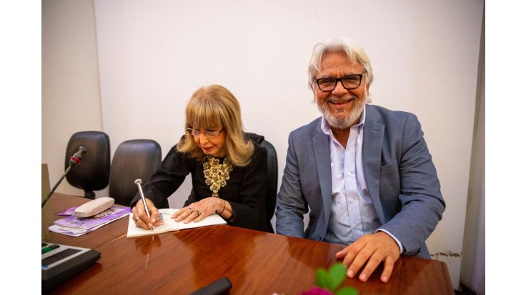 Presentan en El Cabildo “La lápida en el jardín”