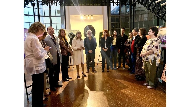Amas de casa exponen su arte