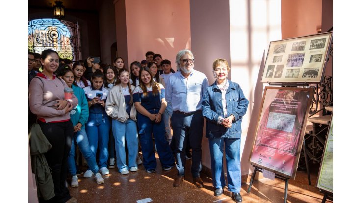 Estudiantes exploran la exposición