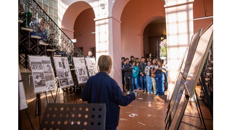 Estudiantes exploran la exposición